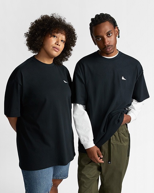 스니커 패치 루즈핏 티셔츠 블랙